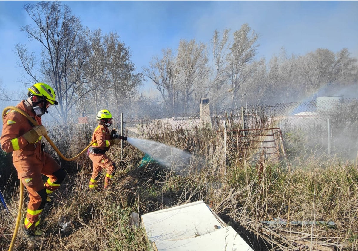 Efectivos de Bomberos en tareas de extinción del fuego en el incendio de Vilamarxant (Valencia).