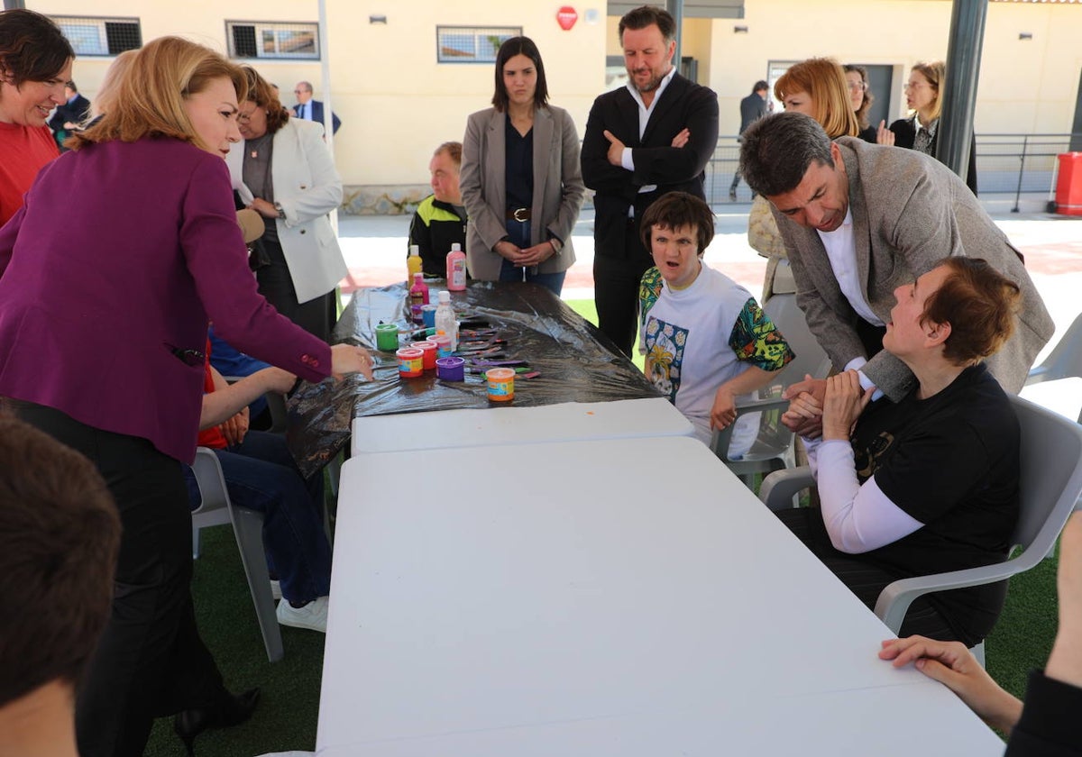 Carlos Mazón visita el centro de día para personas con diversidad funcional Els Garrofers de Elche