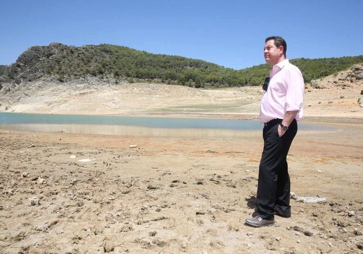 Emiliano García-Page durante una visita en 2017 al pantano de Entrepeñas, en Sacedón (Guadalajara)