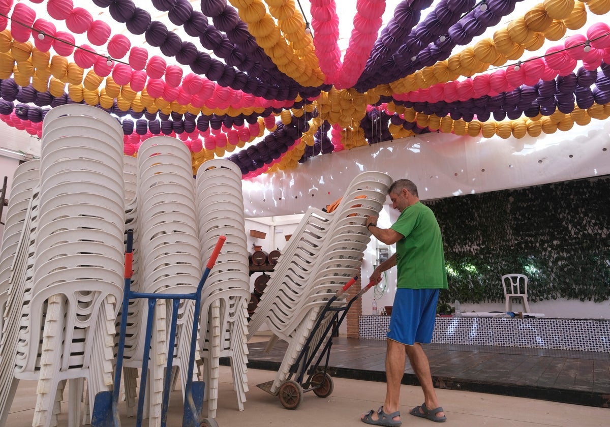 Preparativos en una caseta del Real de la Feria de Málaga