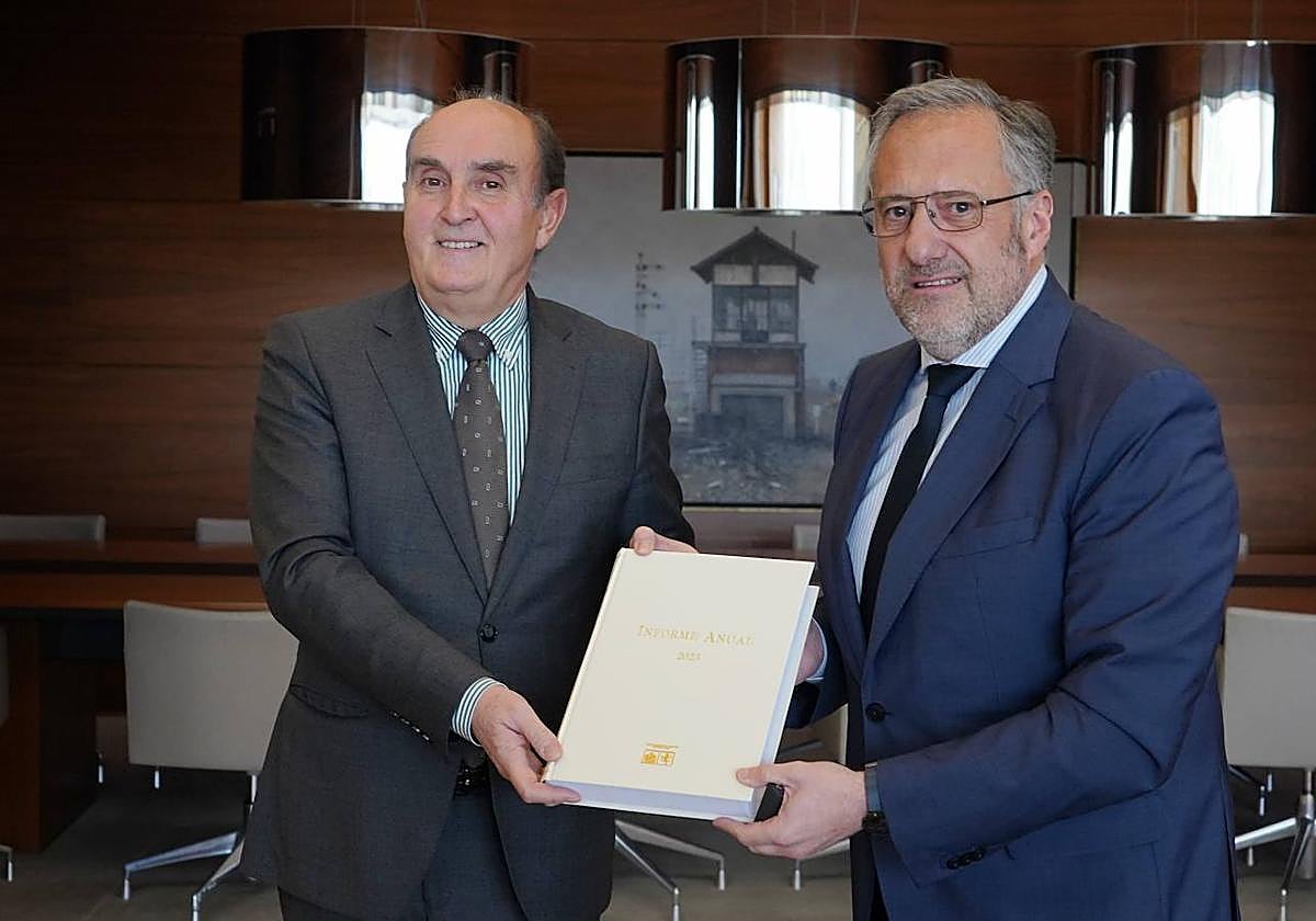 El Procurador del Común de Castilla y León, Tomás Quintana, entrega al presidente de las Cortes de Castilla y León, Carlos Pollán, el informe anual relativo a la actividad de la institución durante 2023