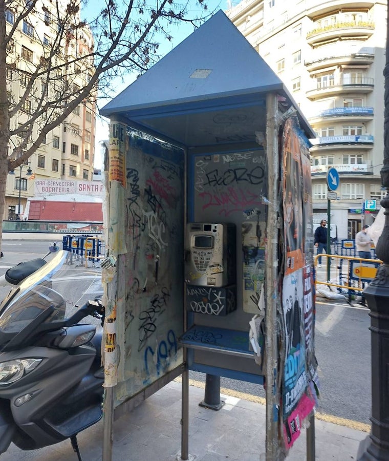 Imagen de una de las cabinas telefónicas retiradas en Valencia