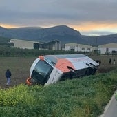 Vuelca un autobús cargado de adolescentes en un pueblo de Málaga