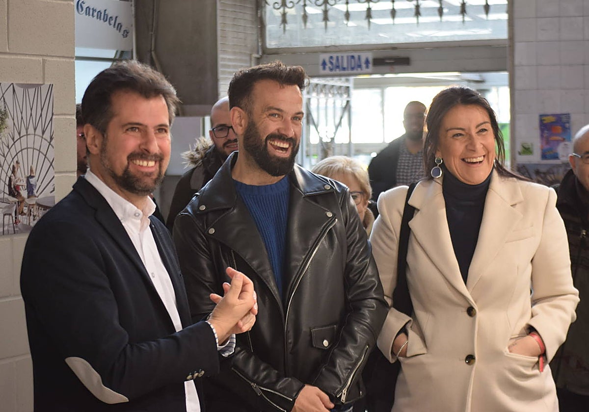 El secretario general del Partido Socialista de Castilla y León, Luis Tudanca, visita el Mercado de abastos de Zamora junto al primer teniente de alcalde, David Gago