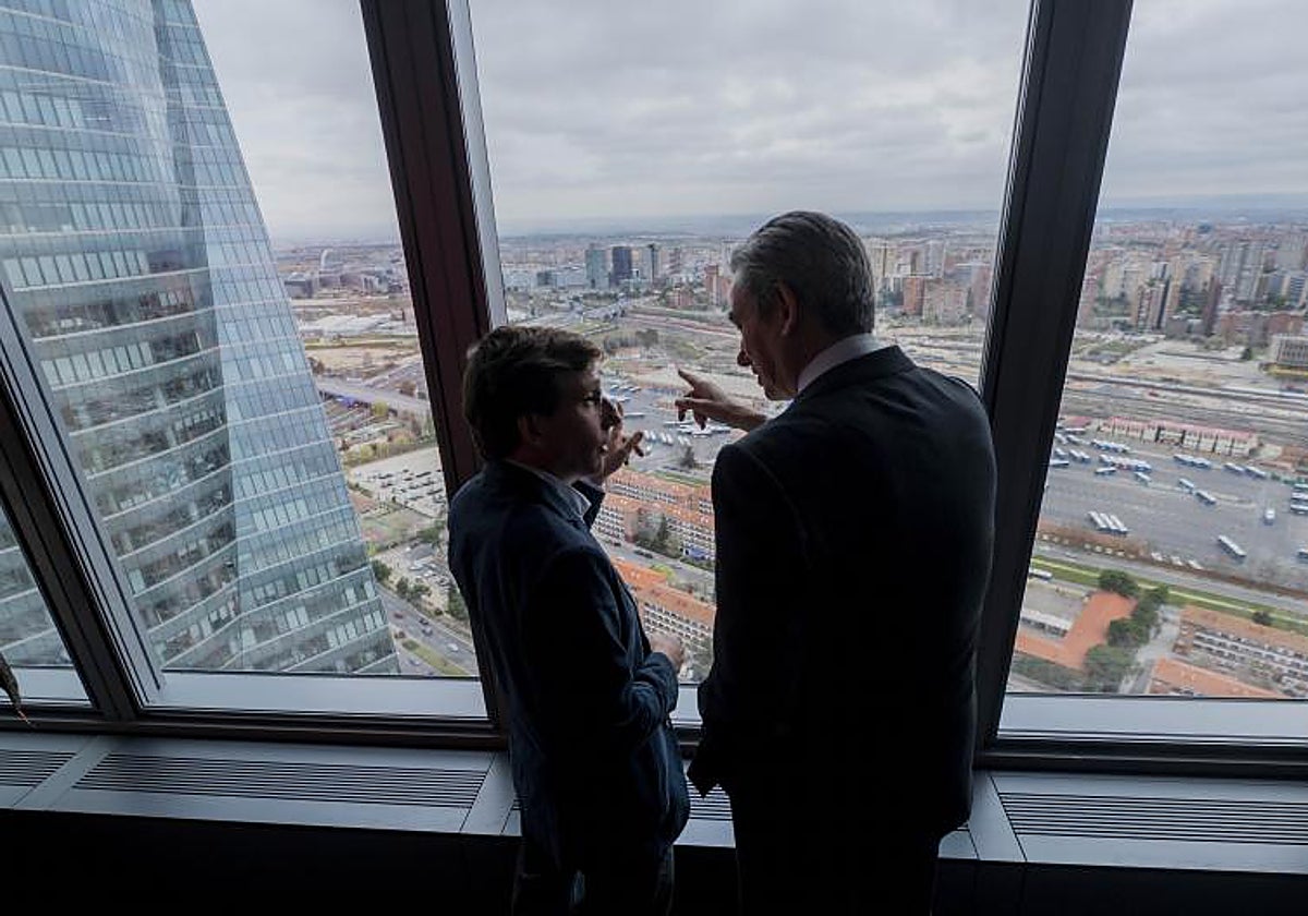 Almeida, en una de las Cuatro Torres, con el paisaje urbano de Madrid de fondo
