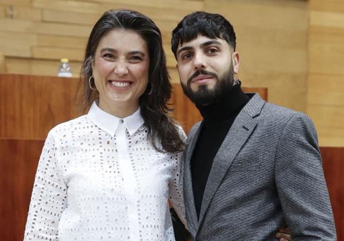 Manuela Bergerot, junto al nuevo diputado de Más Madrid que juró ayer su cargo, Samuel Escudero