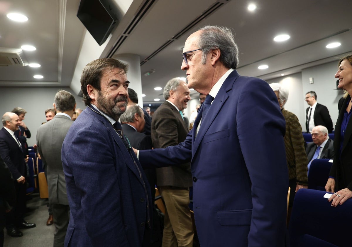 El presidente del CGPJ, Vicente Guilarte, saluda al defensor del Pueblo, Ángel Gabilondo