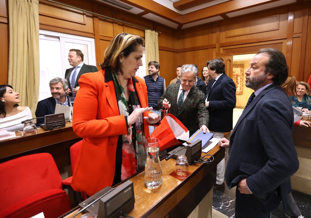 Blanca torrent conversa con el edil de Turismo en un Pleno del Ayuntamiento de Córdoba