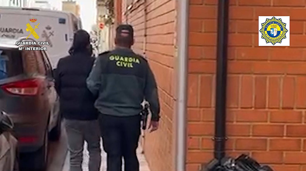Un hombre provoca un incendio en su casa en Valencia y la Guardia Civil le sorprende cuando huía saltando por el balcón