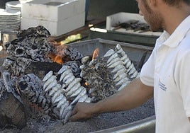 El espeto de Málaga: ¿por qué es mejor comer sardinas los meses sin erre?