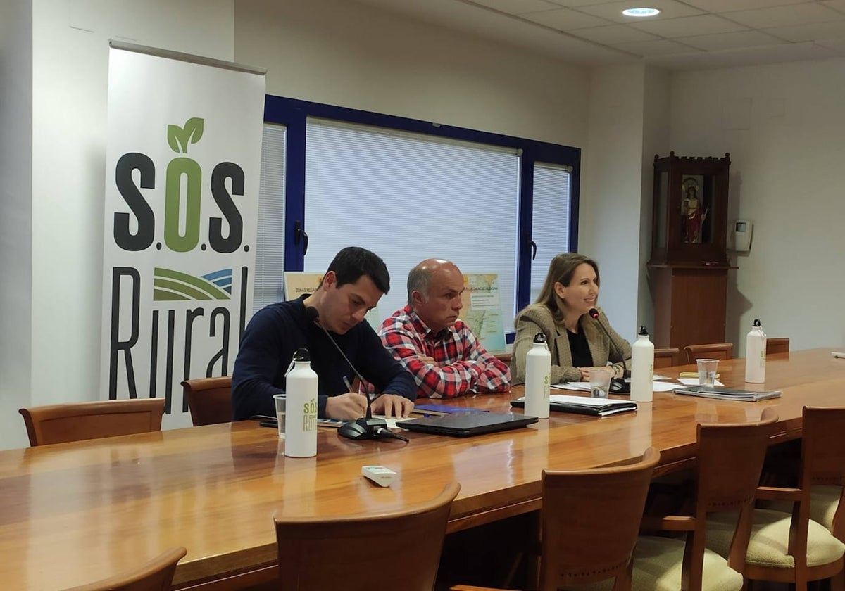 De izquierda a derecha, Javier Poza, secretario general de SOS Rural; Salvador Marqués, miembro de SOS Rural en la Comunidad Valenciana, y Natalia Corbalán, portavoz nacional de la plataforma