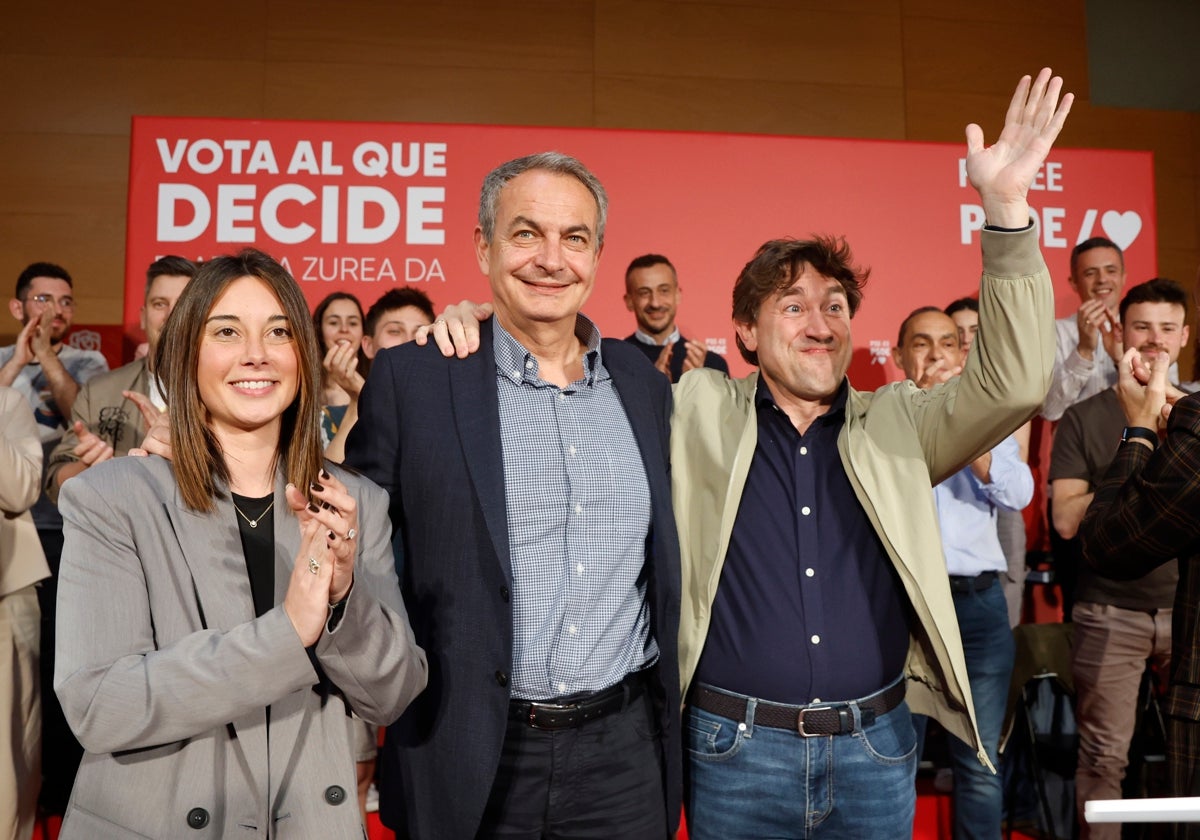 El candidato socialista, Eneko Andueza, junto al presidente Zapatero el primer día de campaña electoral, en un acto en Irún