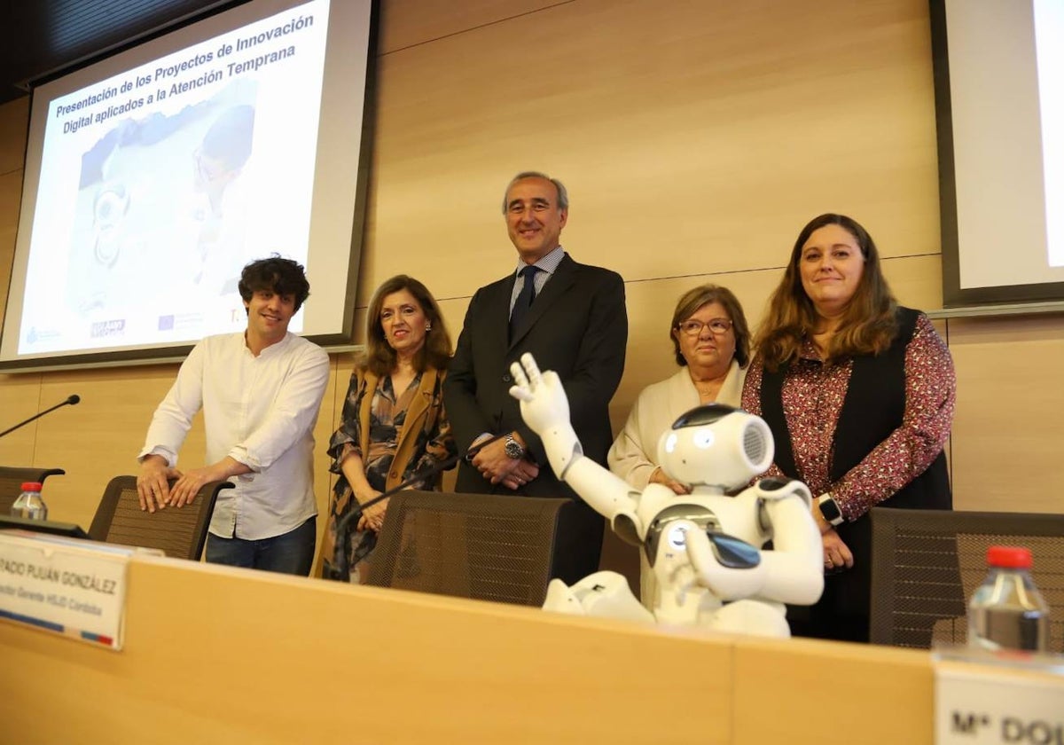 El gerente del HSJD en Córdoba Horacio Pijuán, las delegadas de la Junta María Jesús Botella y María Dolores Sanchez; la coordinadora de Atención Temprana Rocío Carrasco y el presidente de la fundación Juan Ciudad, Jesús Puente, durante la presentación del proyecto en el Hospital San Juan de Dios