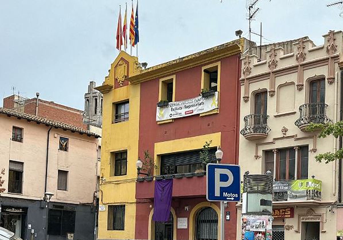 Fachada del Consistorio, con las banderas colocadas