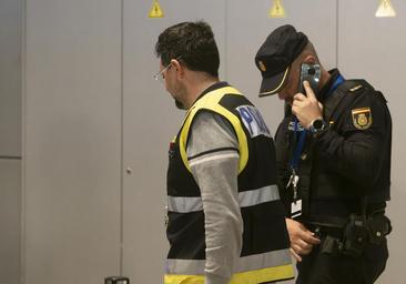 Detenido tras olvidar en Barajas una maleta con pornografía infantil