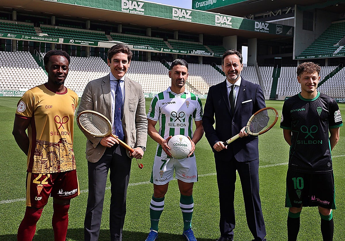 Las camisetas del Córdoba con el patrocinador principal Silbon en el frontal