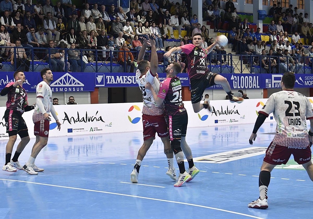 El Ángel Ximénez durante el partido ante el Ciudad de Logroño con la afición pontana de fondo
