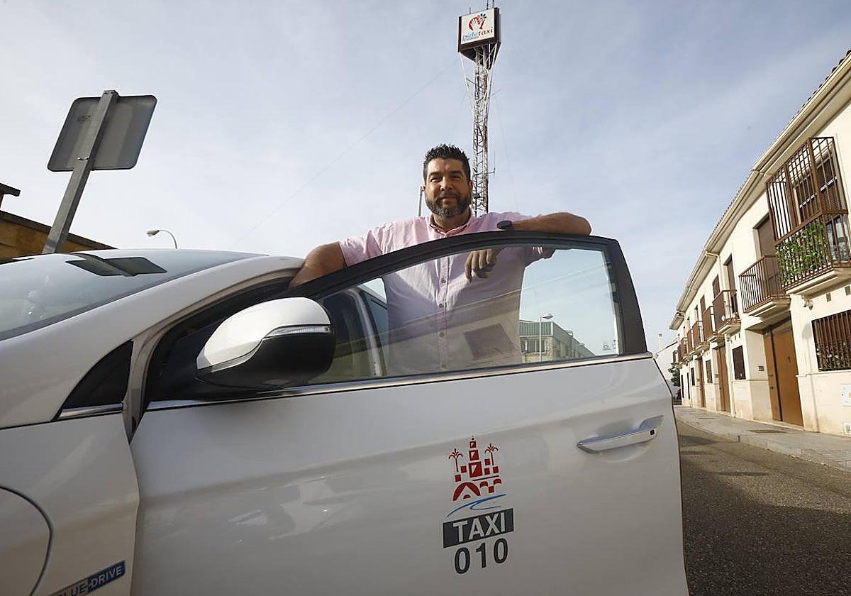 José Antonio Coca, junto a su taxi, cerca de la sede de Autacor
