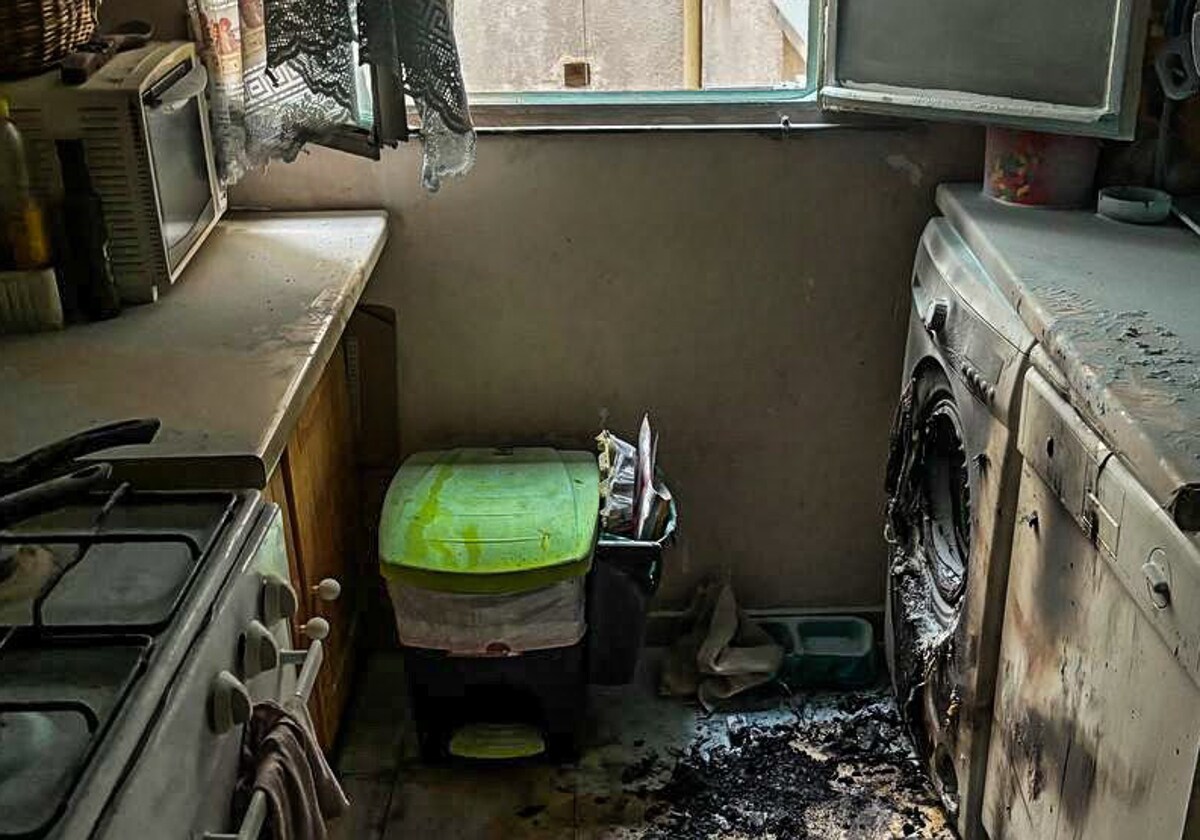 Estado en el que ha quedado la cocina de la vivienda tras el incendio