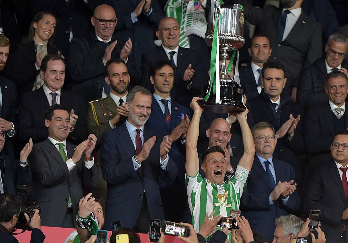 Joaquín levanta la Copa del Rey ganada por el Real Betis en presencia de Felpe VI y Juanma Moreno en 2022