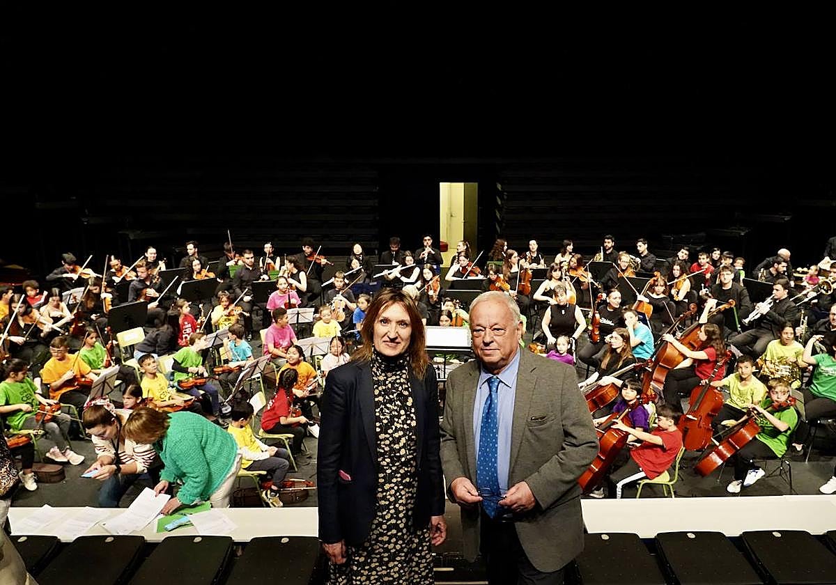 La consejera de Educación, Rocío Lucas, y el consejero de Cultura, Turismo y Deporte, Gonzalo Santonja, asisten al concierto 'Fiesta Miradas'