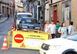 Obras en la calle Alfaros de Córdoba: contratan otra vez el arreglo del pavimento hundido