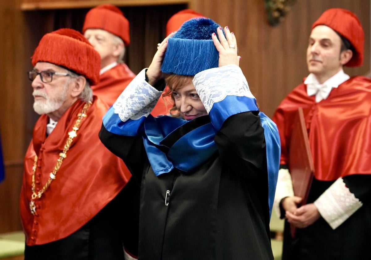 Ceremonia de investidura como doctores Honoris Causa de la Universidad de León de Manuel Atienza Rodríguez, Dionisio Llamazares Fernández y Laura María Lechuga Gómez