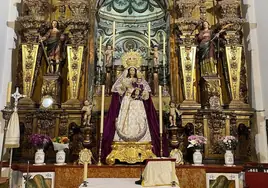 La Virgen del Socorro, ante su retablo, tras haber salido del camarín