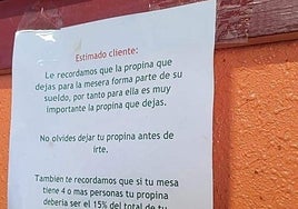 «Si tu mesa tiene cuatro personas la propina debe ser el 15% de la cuenta»: clamor contra un cartel en un bar