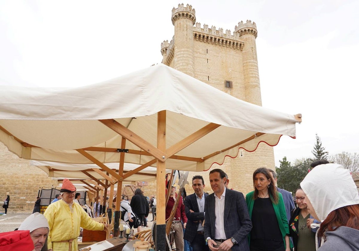 El presidente de la Diputación de Valladolid, Conrado Íscar, acompañado por la alcaldesa de la localidad, Pilar Peña, asiste a la inauguración del Festival Medieval que rinde homenaje a Edward Cooper