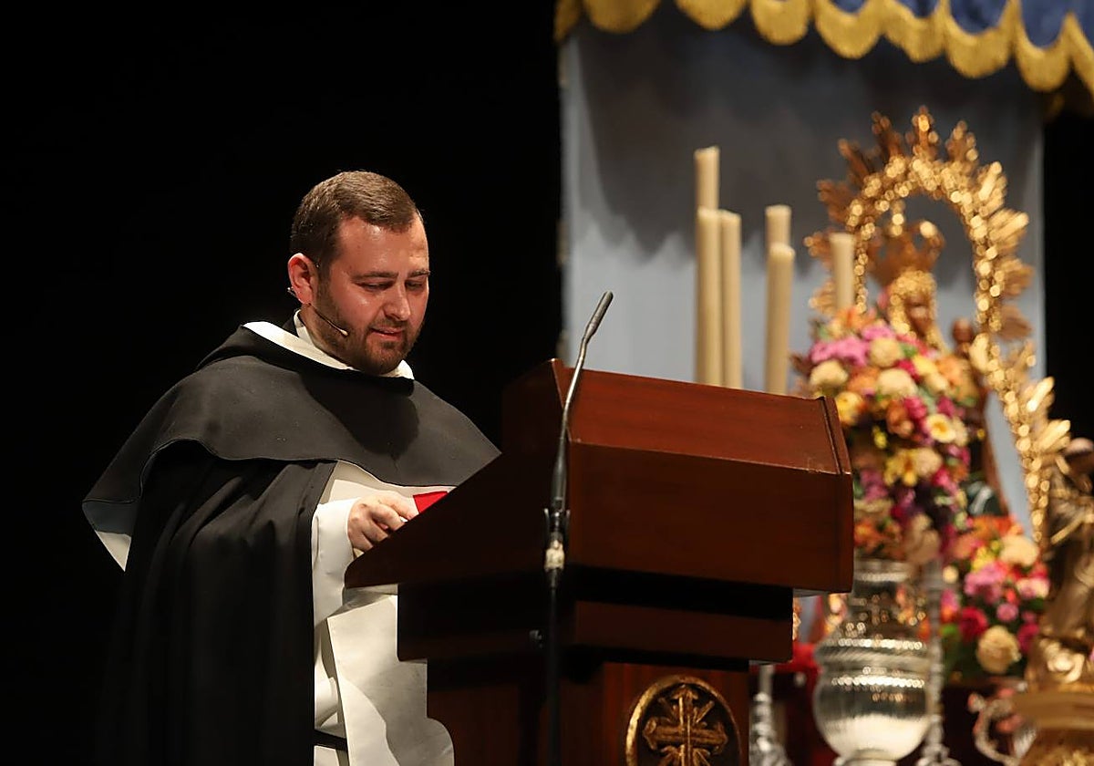 El padre Manuel García, durante su pregón de glorias, este sábado en el Teatro Góngora junto a una imagen de la Virgen de la Cabeza