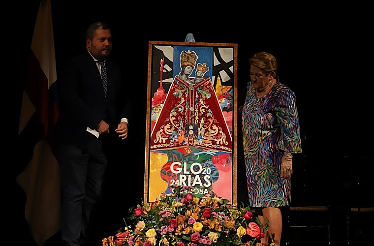 El artista del cartel de glorias de 2024, David Payán, junto a la obra y Olga Caballero, presidenta de la Agrupación