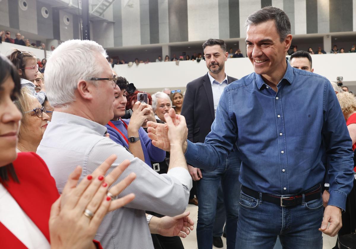 Pedro Sánchez saluda a varios simpatizantes a su llegada al mitin de Vitoria