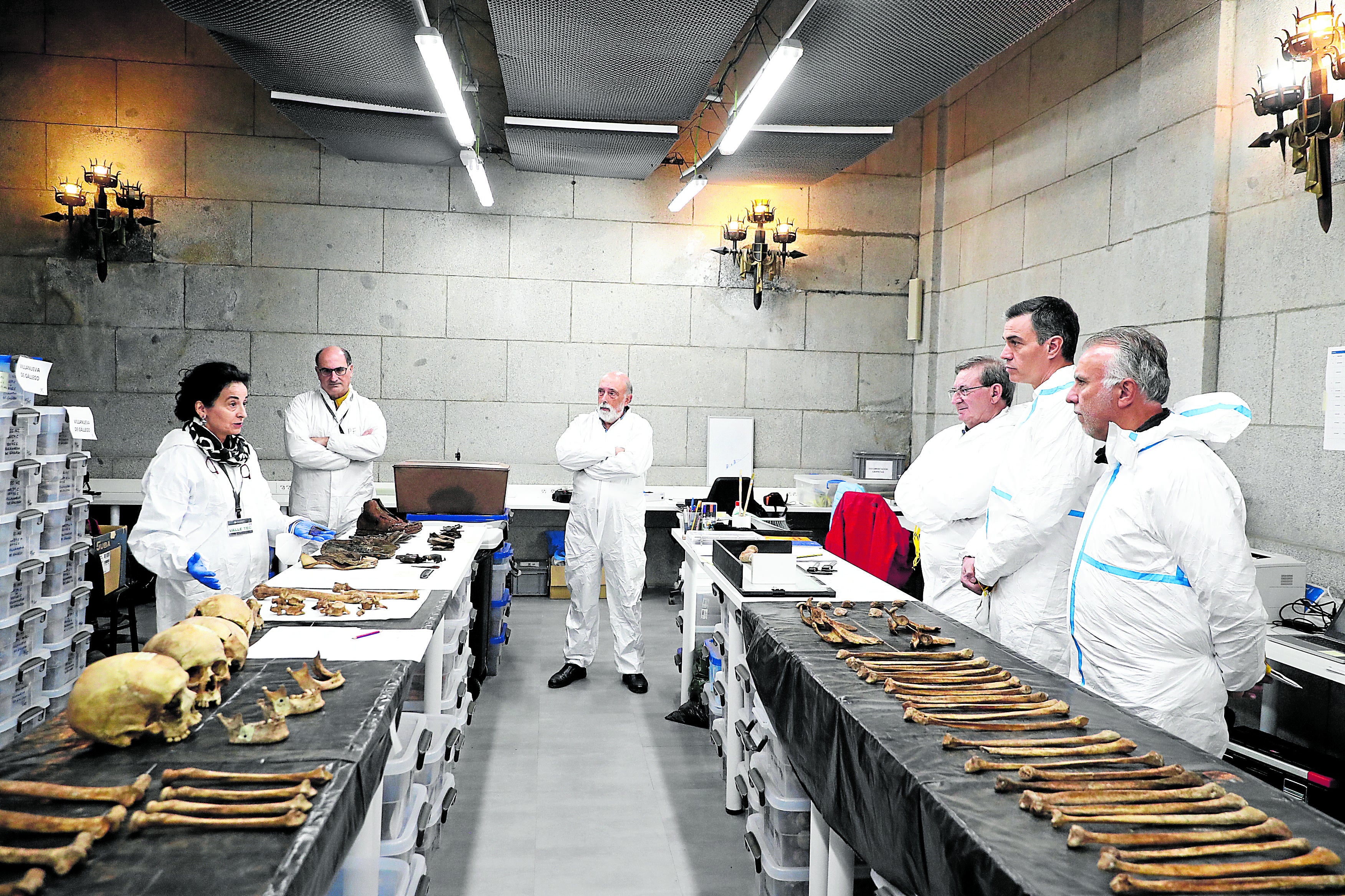 Imagen principal - Sánchez en la cripta