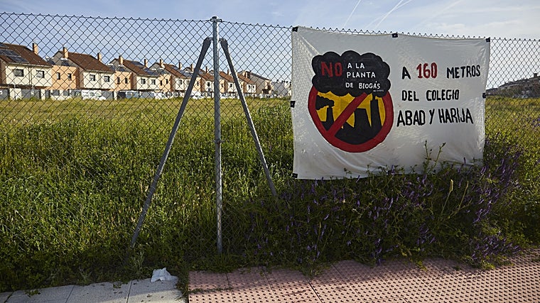 Pancarta contra la planta, en Torrejón de la Calzada