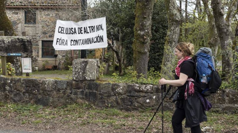 Pintadas contra la construcción de la fábrica de Altri, en un tramo del Camino de Santiago