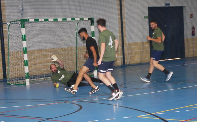 Imagen principal - En estas fotografías, algunos de los momentos que dejó el partido solidario disputado en Priego, en el que el alcalde (imagen inferior izquierda), ejerció de capitán del equipo de los políticos