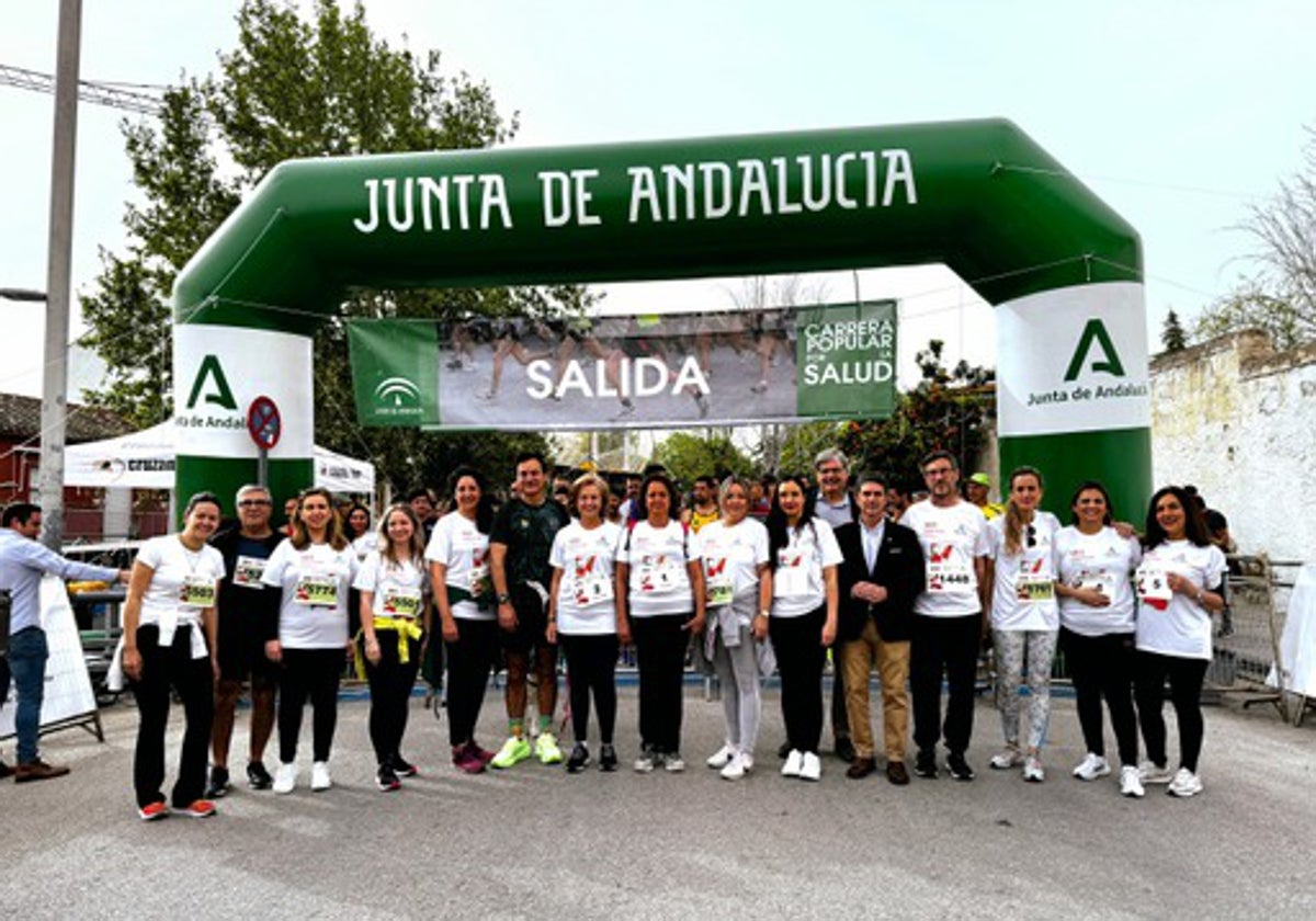 La consejera junto a otros participantes en  Carrera Popular por la Salud y Caminata Inclusiva celebrada en Jaén