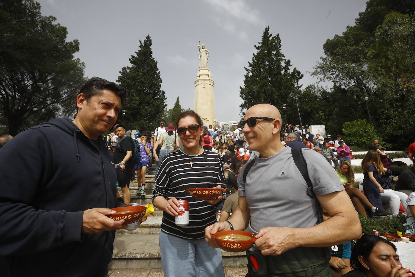Fotos: las populares y concurridas habas de las Ermitas de Córdoba