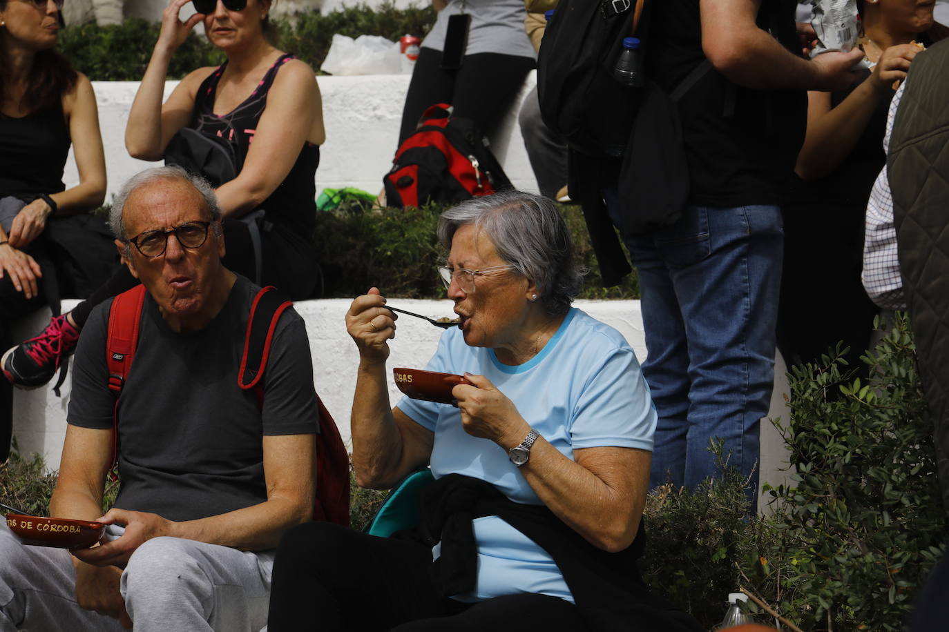 Fotos: las populares y concurridas habas de las Ermitas de Córdoba