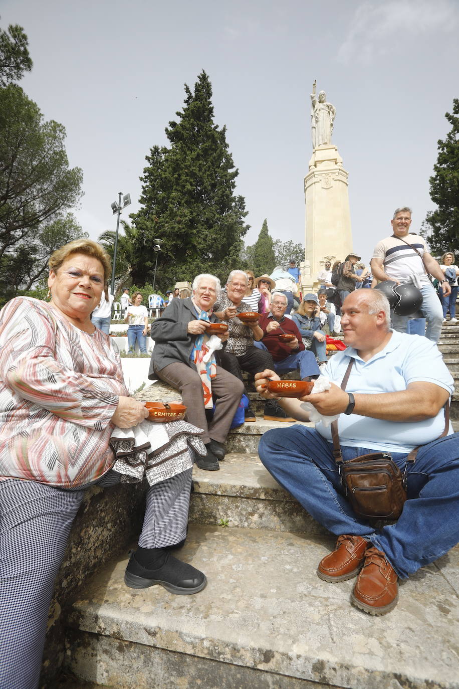 Fotos: las populares y concurridas habas de las Ermitas de Córdoba