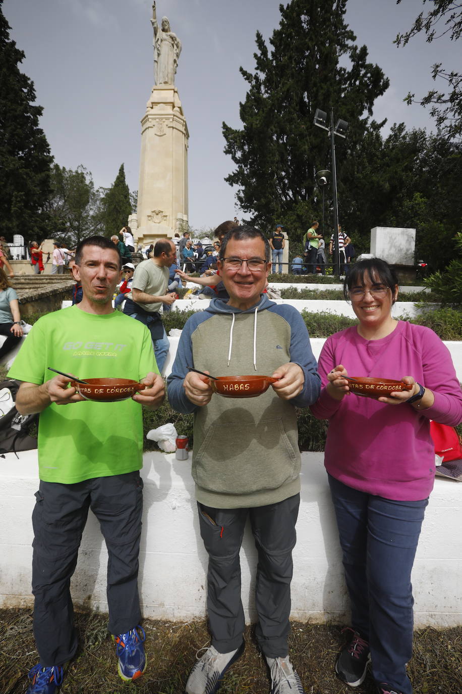 Fotos: las populares y concurridas habas de las Ermitas de Córdoba