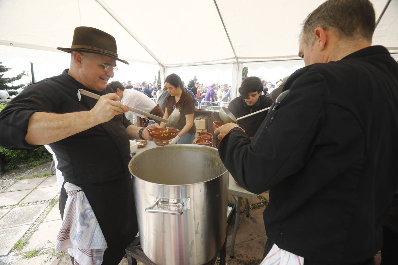 Fotos: las populares y concurridas habas de las Ermitas de Córdoba