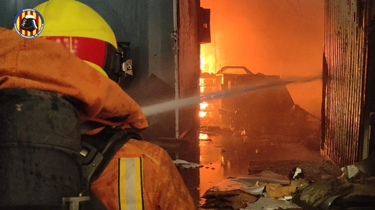 Bomberos trabajando en la extinciión de las llamas en el interior de las instalaciones incendiadas.