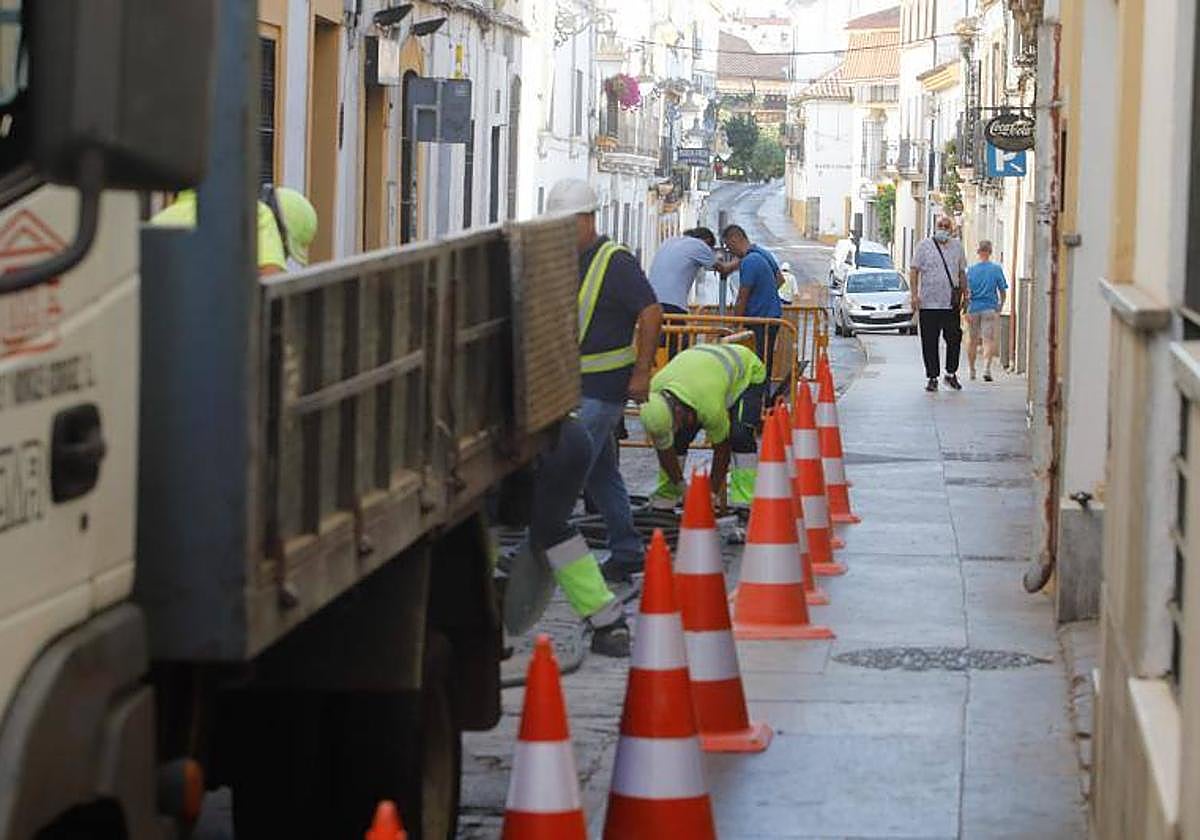Reparación de un socavón en la calle Alfaros en 2022