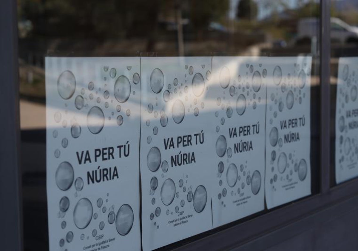 Carteles para recordar a Nuria, la cocinera asesinada por un preso del penal de Tarragona, el pasado marzo