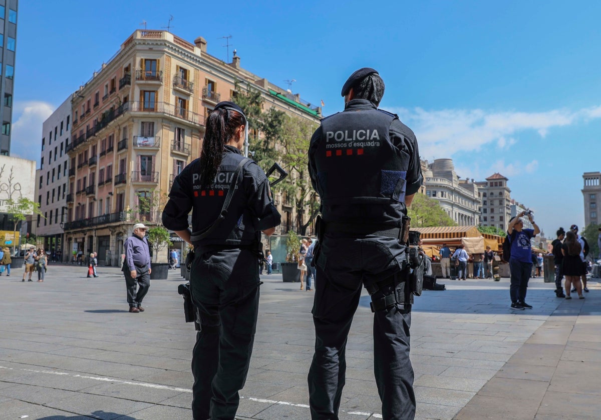 Dos agentes, durante un patrullaje en el centro de Barcelona
