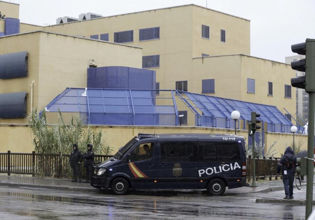 Una furgoneta de la Policía Nacional patrulla en el exterior del CIE de Aluche (Madrid)