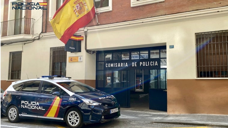 Un coche patrulla junto a la Comisaría Centro de la Policía Nacional en Alicante.