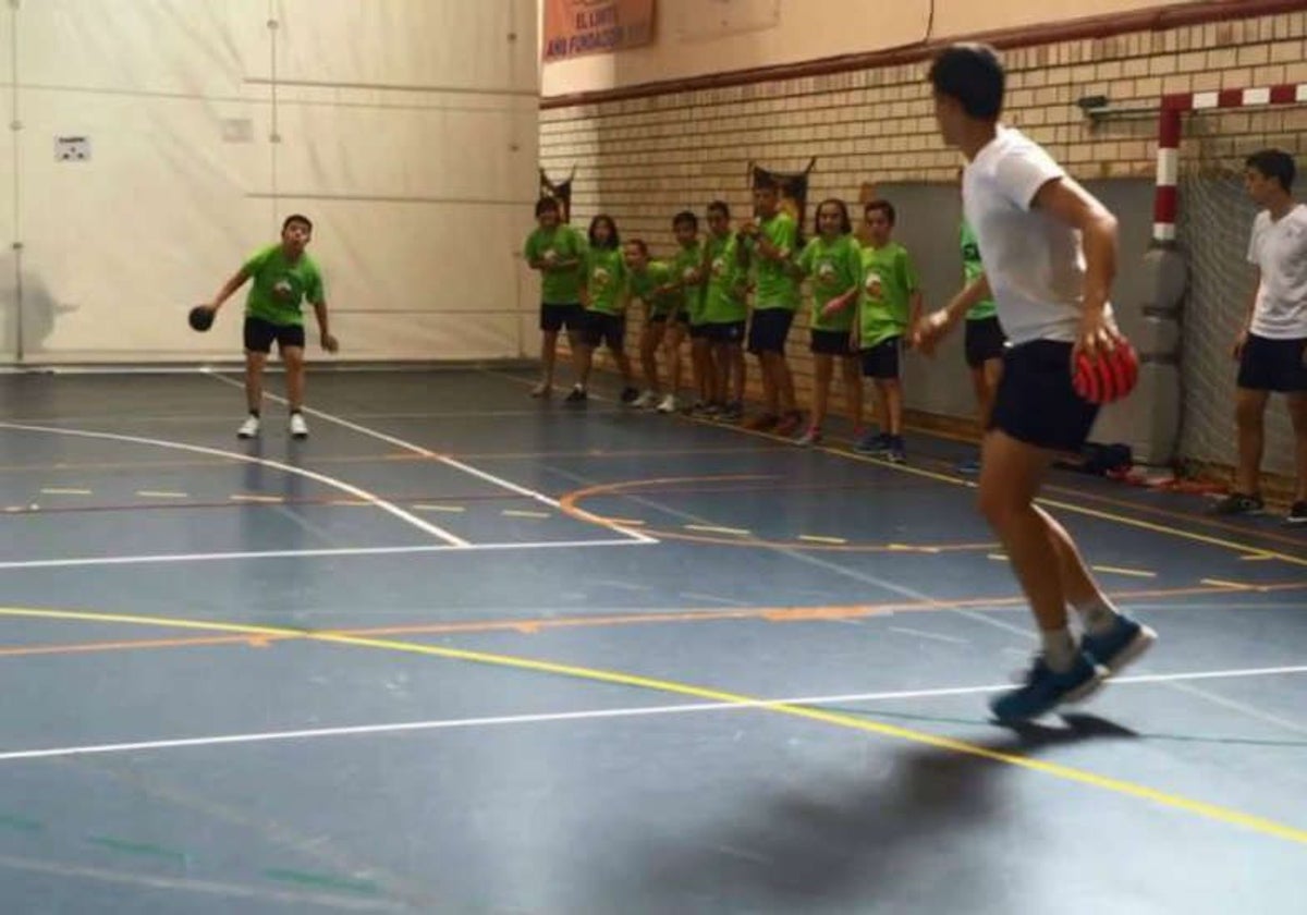 Imagen de archivo de jóvenes jugando al 'datchballi'